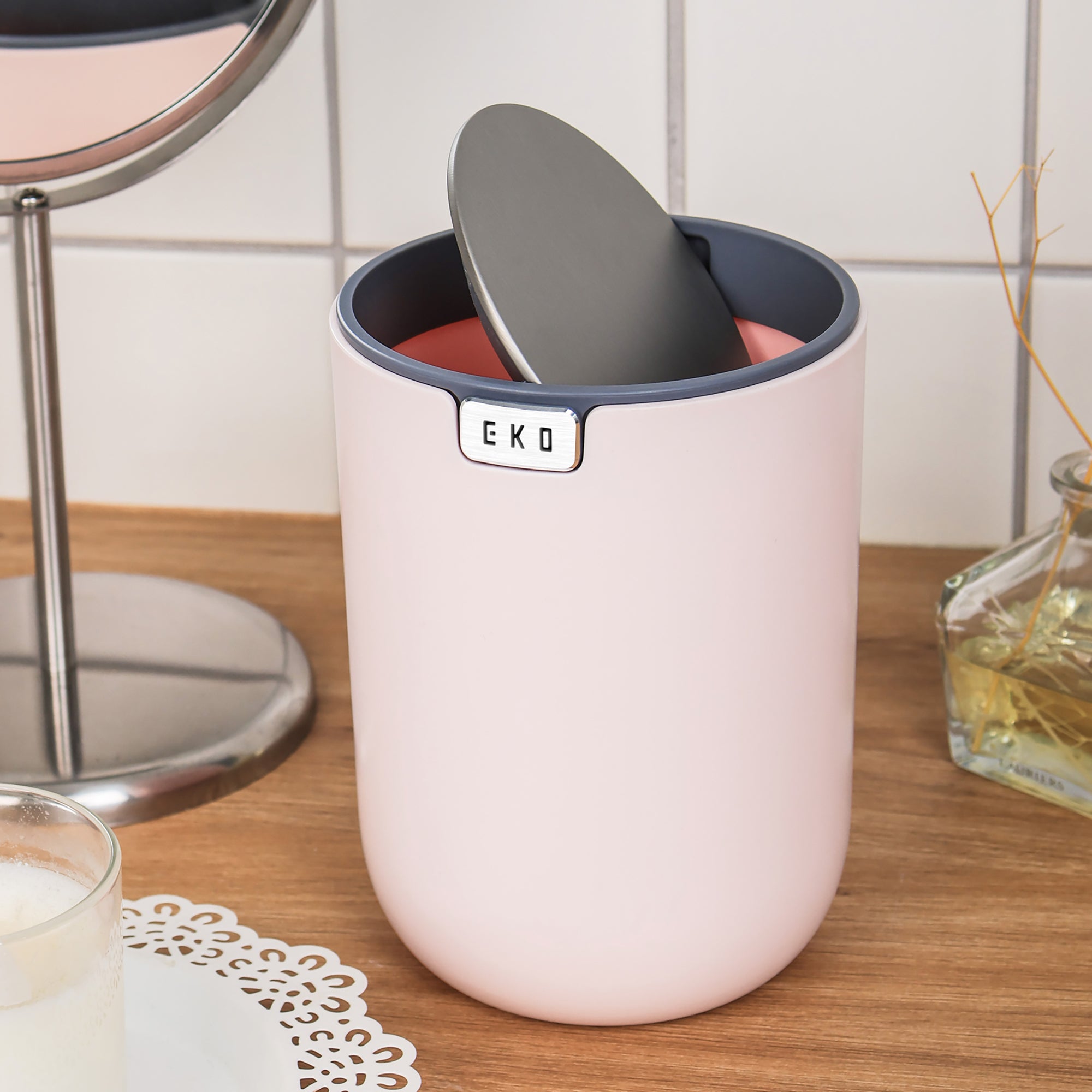 EKO Fandy Table Bin with Swing-Top Lid - Pink 1.5L / 0.4 Gal – Table